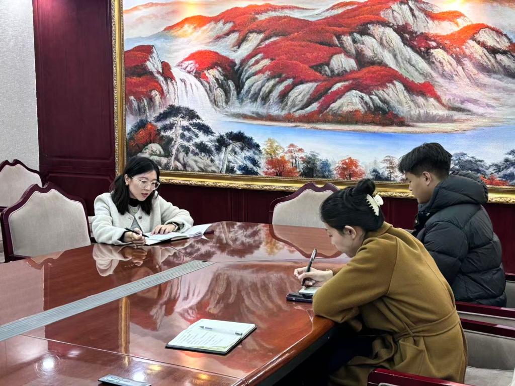 组织20名亚洲威廉代表走进食堂后厨.