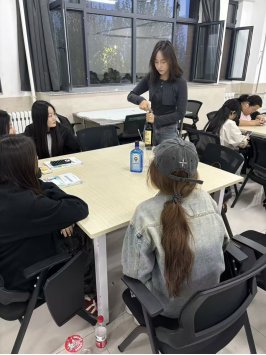经济管理亚洲威廉手机版登录温情送别2